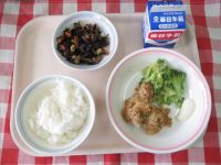 ごはん・牛乳・とりにくのパン粉焼き・つけ合わせ野菜・ひじきの煮物