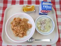 チキンライス・牛乳・ジャーマンポテト・オレンジ