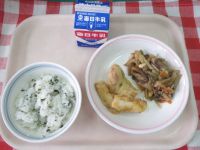 わかめごはん・牛乳・いかのてんぷら・五目きんぴら