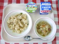 そぼろご飯・牛乳・ちくわのさっと煮・ヨーグルト