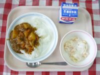 カレーライス・牛乳・フルーツヨーグルト