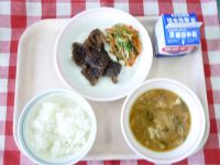 ごはん・牛乳・くじらのたつたあげ・三色あ和え・みそ汁