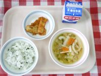 わかめごはん・牛乳・いかのてんぷら・かやくうどん