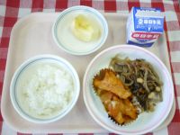 ごはん・牛乳・ポテトグラタン・五目きんぴら・りんご（友好都市の一関市からいただきました）。