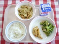ごはん・牛乳・厚揚げとキャベツの煮物・あげ餃子・ブロッコリーのツナ和え