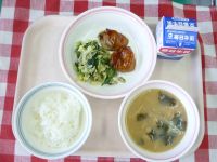 ごはん・牛乳・鶏肉の梅肉焼き・ほうれんそうのあえもの・みそ汁