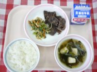 ごはん・牛乳・鯨の竜田揚げ・三色ごま和え・豆腐のすまし汁