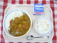 カレーライス・牛乳・フルーツヨーグルト