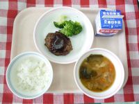 6年1組が考えた献立・ごはん・牛乳・ハンバーグ・ブロッコリー・みそ汁