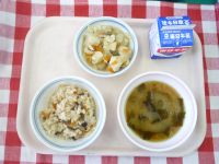 ごもくごはん・牛乳・高野の煮物・みそ汁