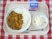 カレーライス・牛乳・フルーツヨーグルト