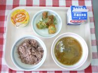 赤飯・牛乳・ちくわの天ぷら・豚汁