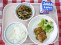 ごはん・牛乳・とりにくのパン粉焼き・添え野菜・糸昆布の煮物