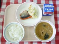 ごはん・牛乳・鮭の塩焼き・ポテトサラダ・みそ汁