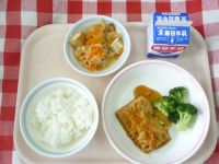 ごはん・牛乳・鶏つくねの照り焼き・ブロッコリー・切干大根の煮物