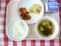 ごはん・牛乳・まぐろのケチャップに・野菜ソテー・わかめスープ