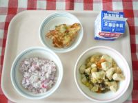 うめごはん・牛乳・ちくわのかきあげ。豆腐の中華煮
