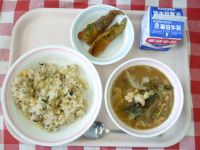 さんしょくどんぶり・牛乳・ちくわのいそべあげ・みそ汁