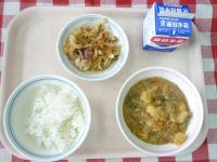 ごはん・牛乳・じゃがいものカレーそぼろ・うめおかかあえ