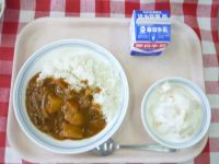 カレーライス・牛乳・フルーツヨーグルト