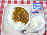 カレーライス・牛乳・フルーツヨーグルト