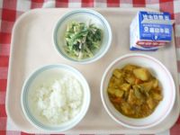 ごはん・牛乳・豆腐のカレー煮・ポパイサラダ
