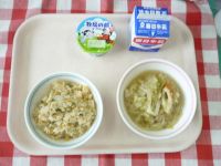 そぼろごはん・牛乳・ちくわのさっと煮