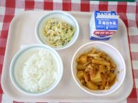 ごはん・牛乳・豚肉のケチャップ煮・サラダ