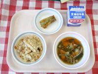 ごもくごはん・牛乳・ちくわの磯辺揚げ・けんちん汁