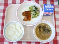ごはん・牛乳・鶏肉の梅肉焼き・ツナあえ・みそ汁