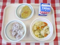 うめごはん・牛乳・豆腐の中華煮・さつまいものてんぷら
