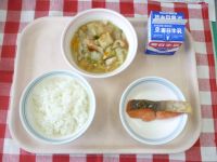 ごはん・牛乳・サケの塩焼き・白菜と厚揚げの煮物