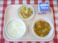 ごはん・牛乳・豆腐のカレー煮・中華サラダ