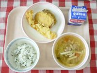 わかめごはん・牛乳・いかのてんぷら・さつまいものてんぷら・かやくうどん