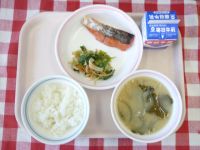 ごはん・牛乳・さけのしおやき・三色和え・みそ汁