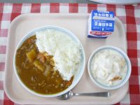カレーライス・牛乳・フルーツヨーグルト