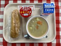 コッペパン・牛乳・クリームシチュー・ヨーグルト