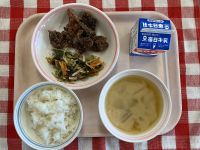 ごはん・牛乳・くじらのたつたあげ・小松菜の和え物・大根のみそ汁