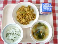 わかめごはん・牛乳・やきそば・中華スープ