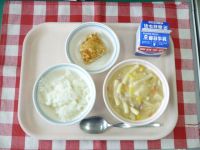 ごはん・牛乳・鶏つくねのてりやき・白菜のクリーム煮