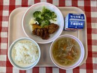 ごはん・牛乳・鶏肉のレモンあげ・ブロッコリー・春雨スープ