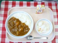 カレーライス・野菜ジュース・フルーツヨーグルト