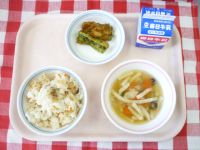 ごもくごはん・牛乳・ちくわのいそべあげ・かやくうどん