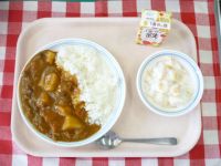 カレーライス・牛乳・フルーツヨーグルト