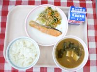 ごはん・牛乳・さけのしおやき・ごまあえ・みそしる
