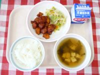 ごはん・牛乳・マグロのケチャップ煮・やさいソテー・わかめスープ