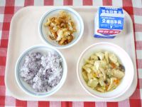 ゆかりごはん・牛乳・豆腐の中華に・ちくわのかきあげ