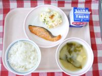 ごはん・牛乳・さけのしおやき・ポテトサラダ・みそ汁