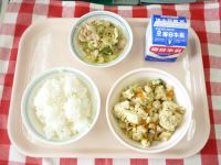 ごはん・牛乳・いりどうふ・やきにくサラダ
