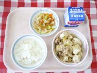ごはん・牛乳・にくどうふ・キャベツの炒め物